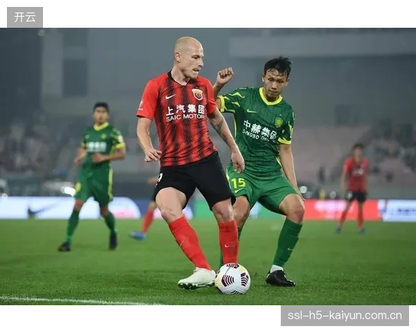 洪明甫教练倾向于构建稳固的防守体系，进攻端则更依赖孙兴慜和李刚仁的发挥。